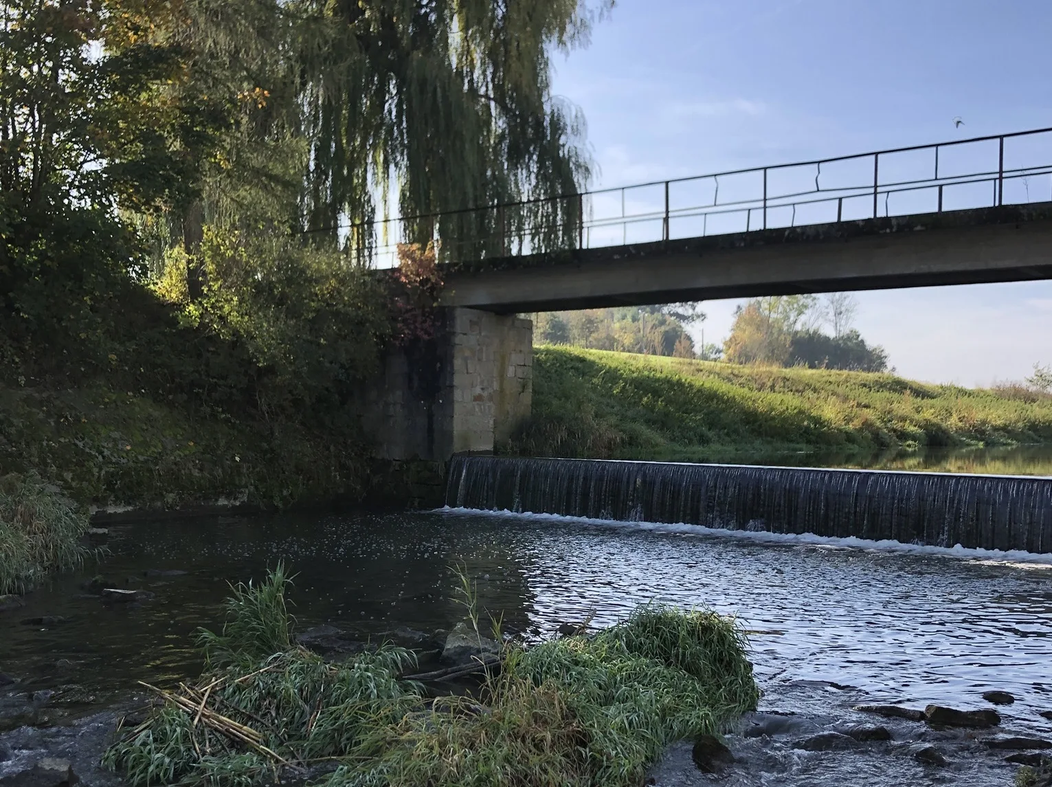 Aschach mit Brücke und kleiner Wehrstufe